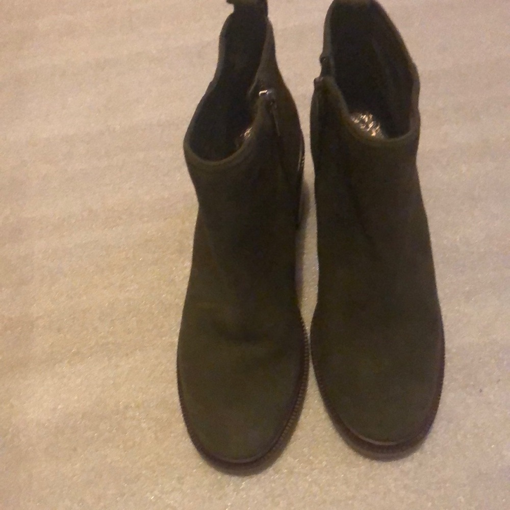 Vince camuto ankle boots with 3 inches blocked heel in size 8